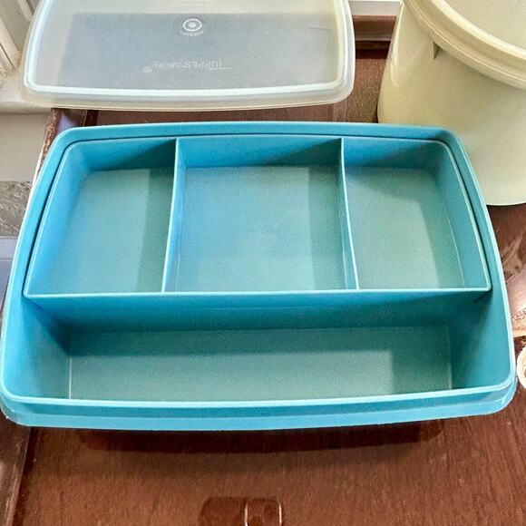 Vintage Tupperware Lot – Blue Divided Container & Beige Round Container - Picture 6 of 15